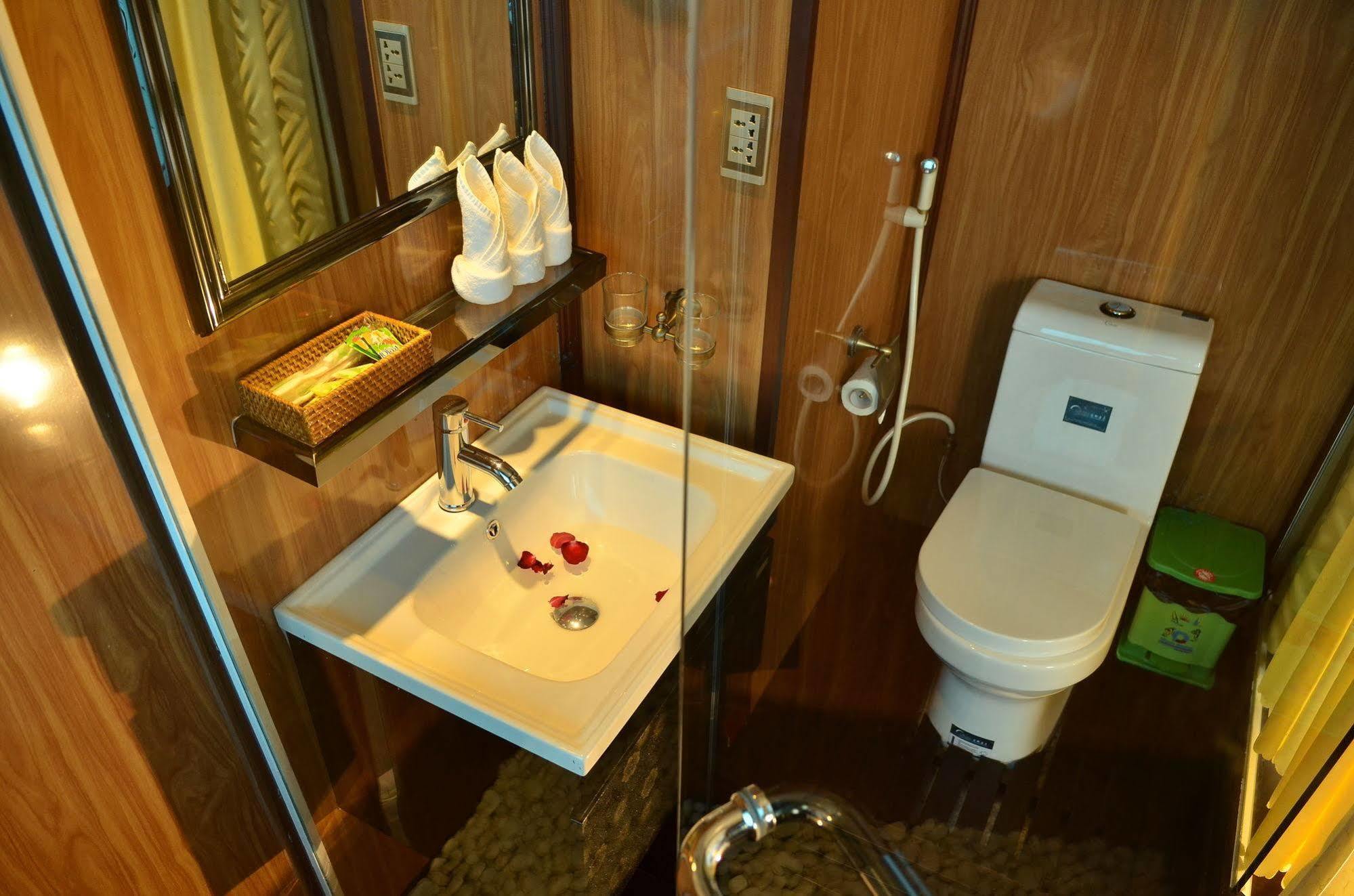 Garden Bay Luxury Cruise Hotel Ха Лонг Екстериор снимка